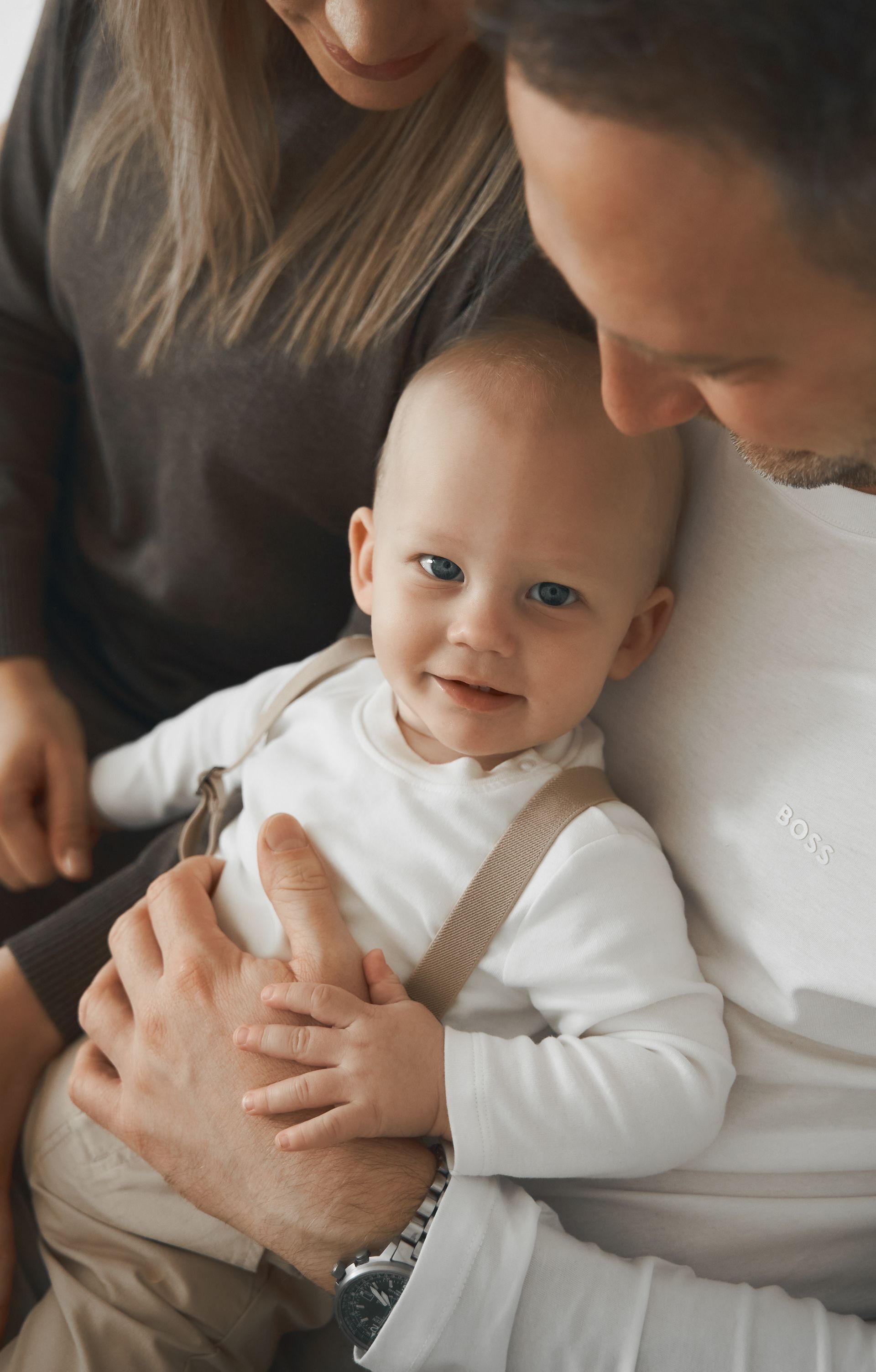 Junge Familie mit Kleinkind in hellem Studio
