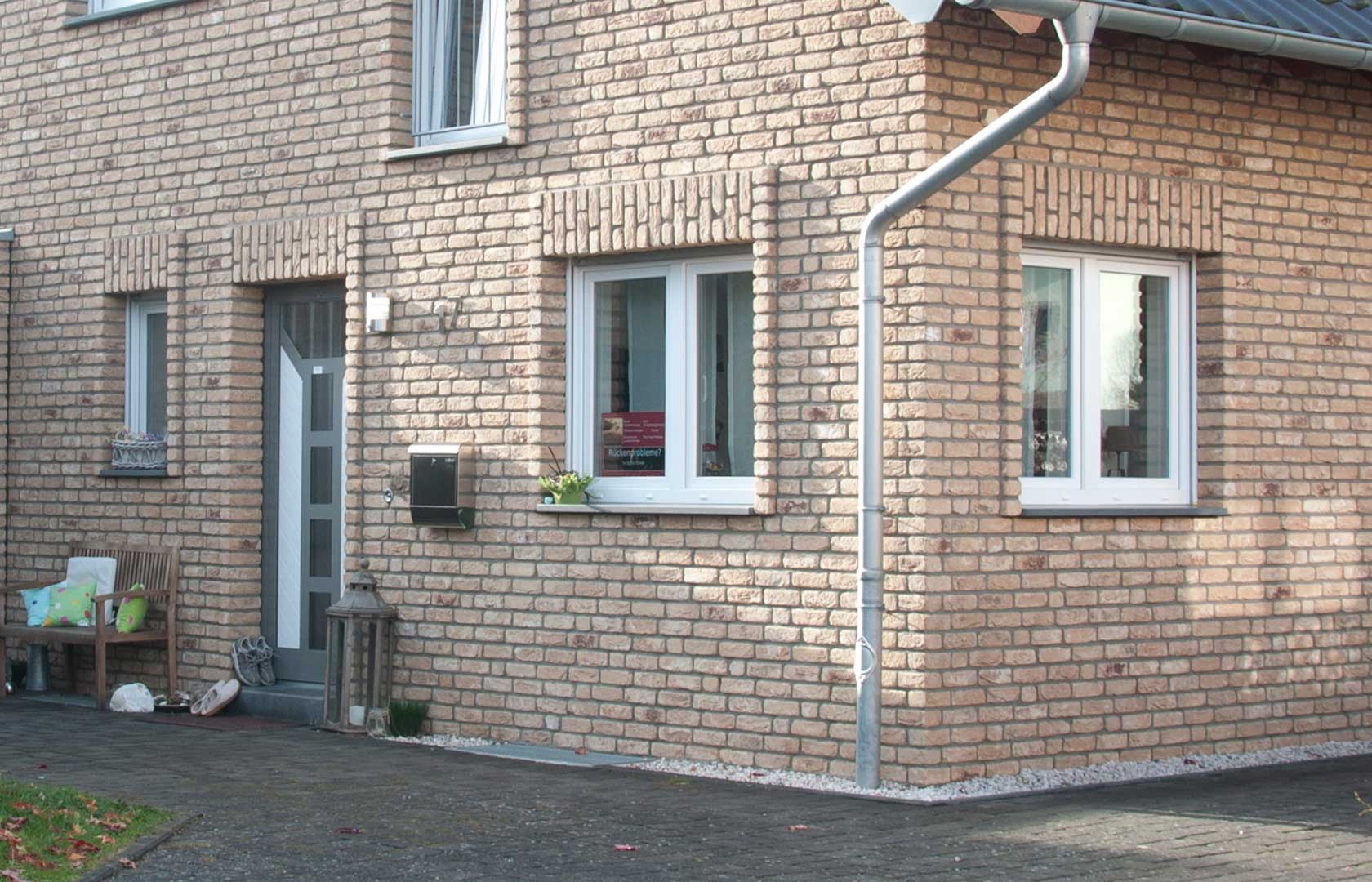 Mit Klinker kann man die Fassade nicht nur verschönern. Klinker können viel mehr. Sie sind energieeffizient, unempfindlich, verfügen über gute Dämm- und Isolierungseigenschaften und liegen wieder voll im Trend. Es gibt eine sehr breite Auswahl an Klinker . Vom modernen Vormauerziegel bis zum trendigen Retroverblender oder Klinkerriemchen. Mit Glas, Holz oder Stahl lässt sich Klinker hervorragend kombinieren.