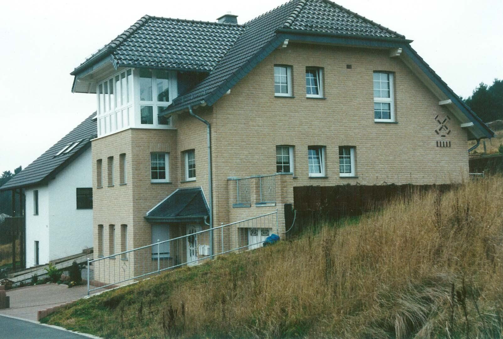 Wir erstellen Rohbauten für Ein- und Mehrfamilienhäuser, Doppelhaushälften, Reihenhäuser. Auch im Gewerbebau sind wir erfolgreich tätig. Wenn Sie Interesse haben, können Sie Kontakt mit uns aufnehmen. Wir beantworten gerne Ihre Fragen.