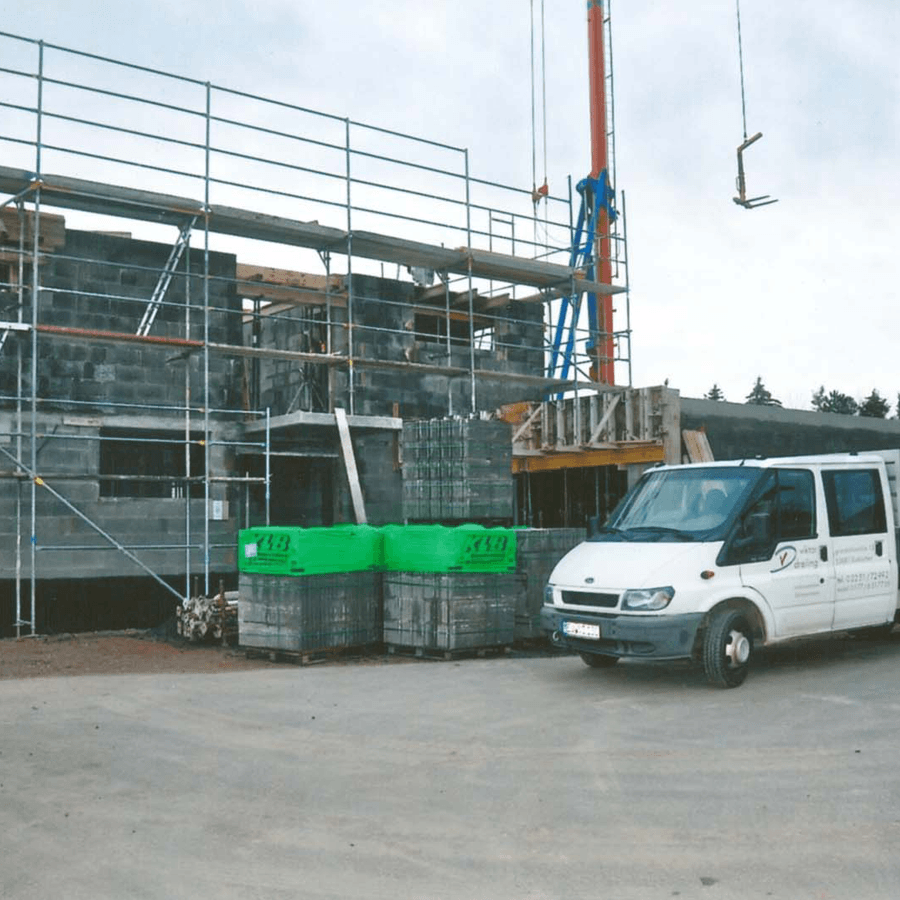 Wir erstellen Rohbauten für Ein- und Mehrfamilienhäuser, Doppelhaushälften, Reihenhäuser. Auch im Gewerbebau sind wir erfolgreich tätig. Wenn Sie Interesse haben, können Sie Kontakt mit uns aufnehmen. Wir beantworten gerne Ihre Fragen.