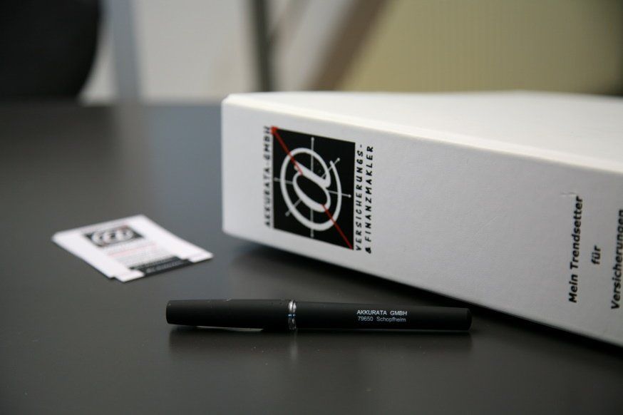 Ordnerrücken mit Stift und Visitenkarte Akkurata GmbH