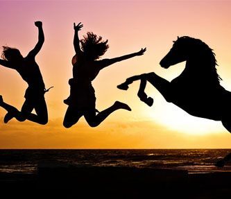 2 Menschen glücklich mit Pferd