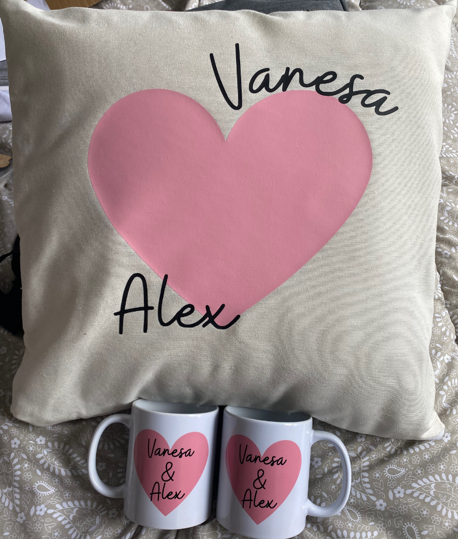 Cojín y tazas ideal para regalar en san valentin o para una ocasión especial
