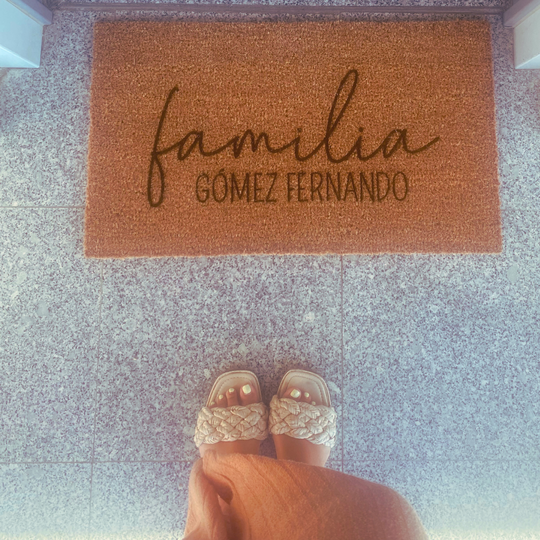 Dale ese toque elegante y personalizado a la entrada de tu hogar, personalizado con los apellidos de la familia