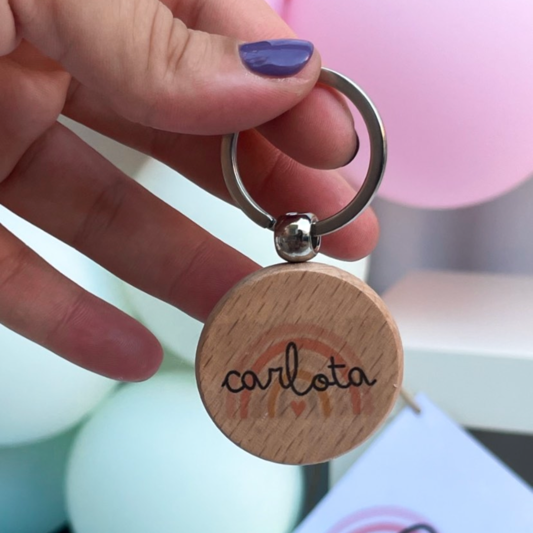 LLavero de madera con diseño alcoiris