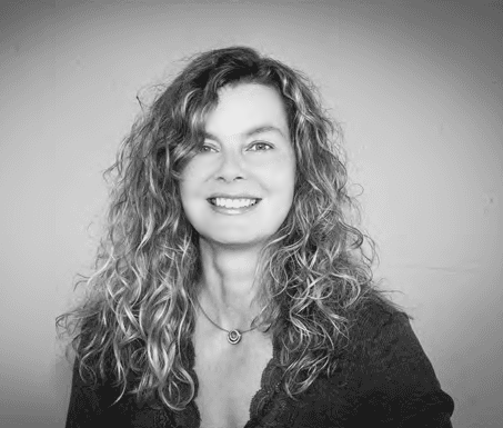 Foto von Martina Geiger, schwarz-weiß, Inhaberin von Geiger Badplanung, Ihre Ansprechpartnerin für Sanitär und Badplanung in Göppingen und Kirchheim