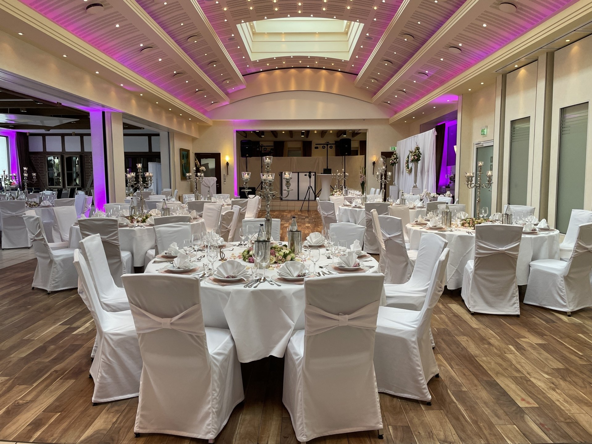 Festsaal mit Tischen und Stuhlhussen