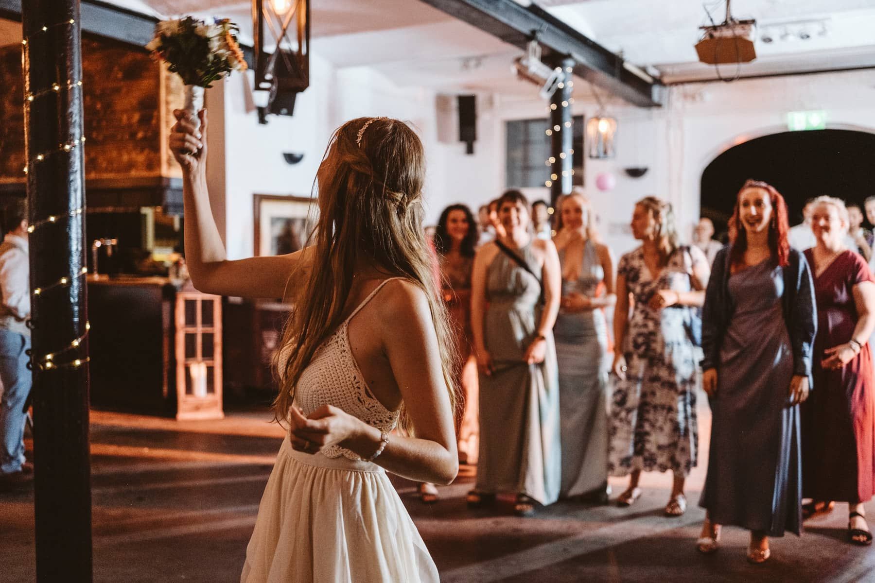 Braut wirft Strauß hochzeitsfotograf-hannover-polnisch-marek-banas
