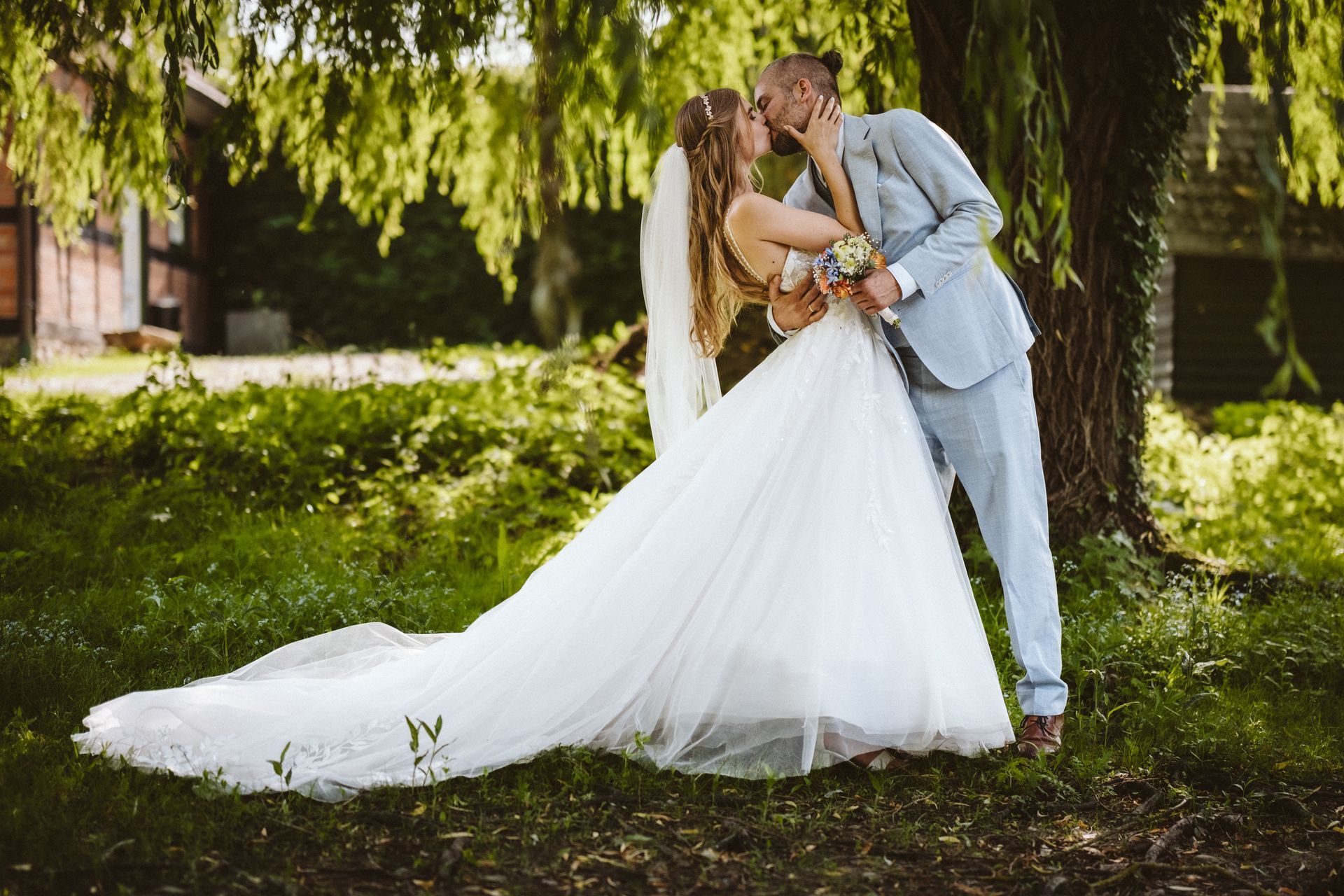 Gut Basthorst, ein schönes Paar küst sich