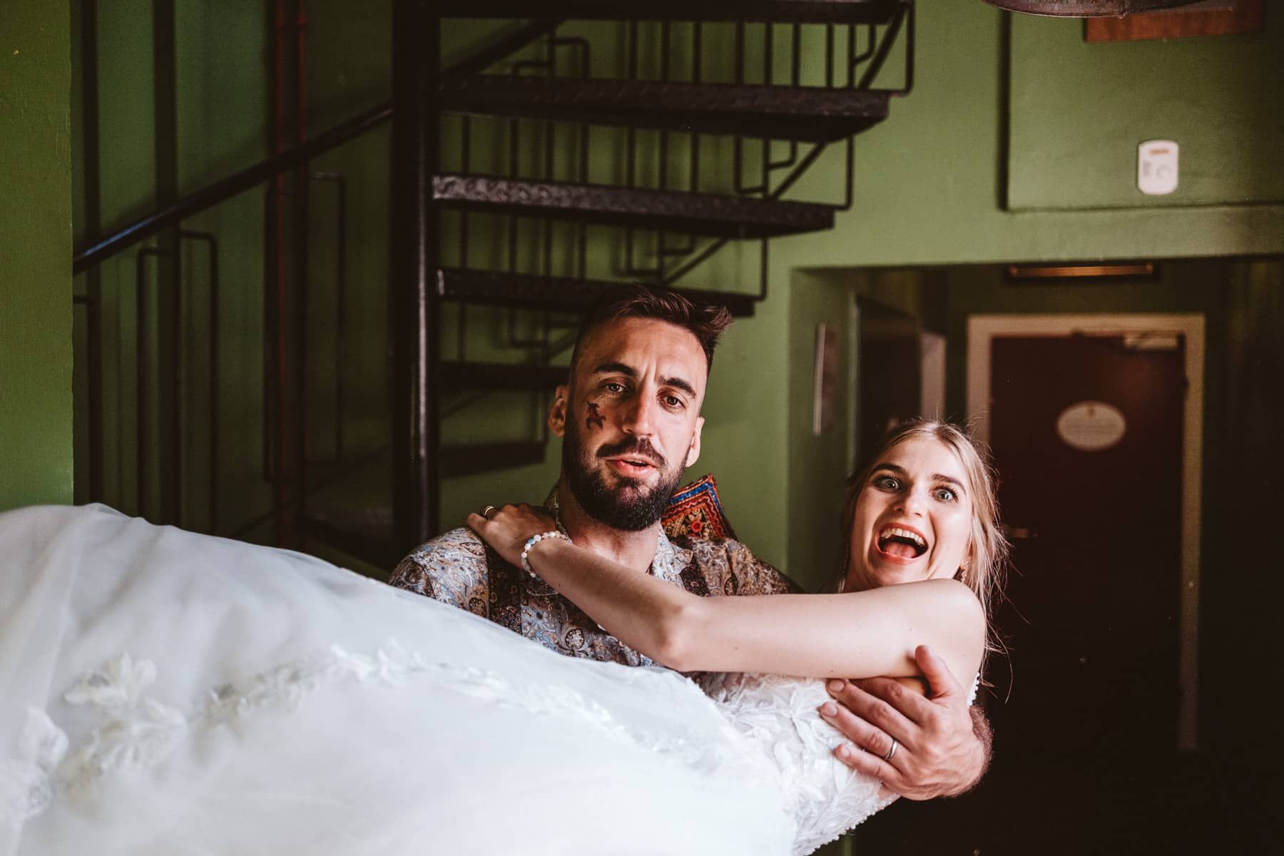 Paarfoto mit Fontaine im Hintergrund Bräutigam schaut auf die wundervolle Braut, im Hintergrund ist eine Fontaine