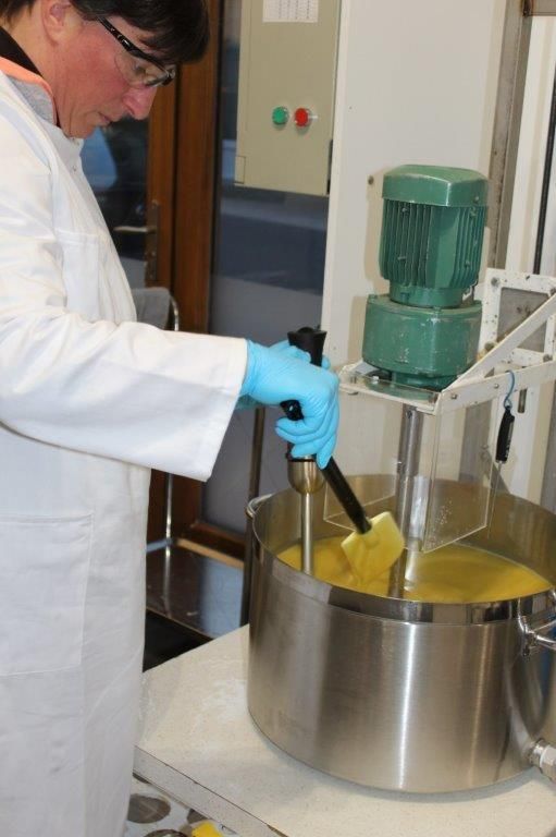 Delphine fabrique son savons Savonnerie Nature en Bulles