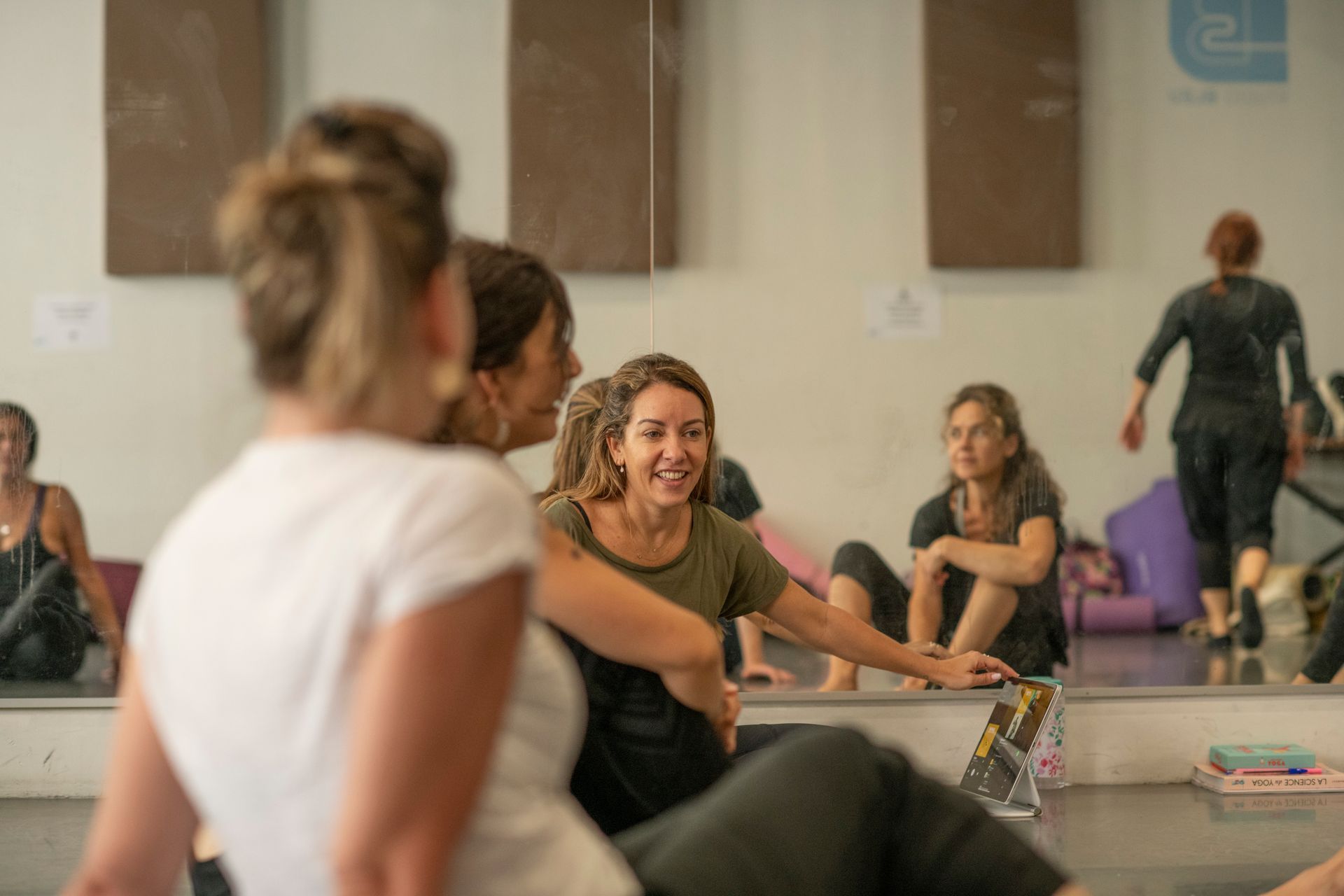 Elodie Abadie en train d'animer un cours de yoga