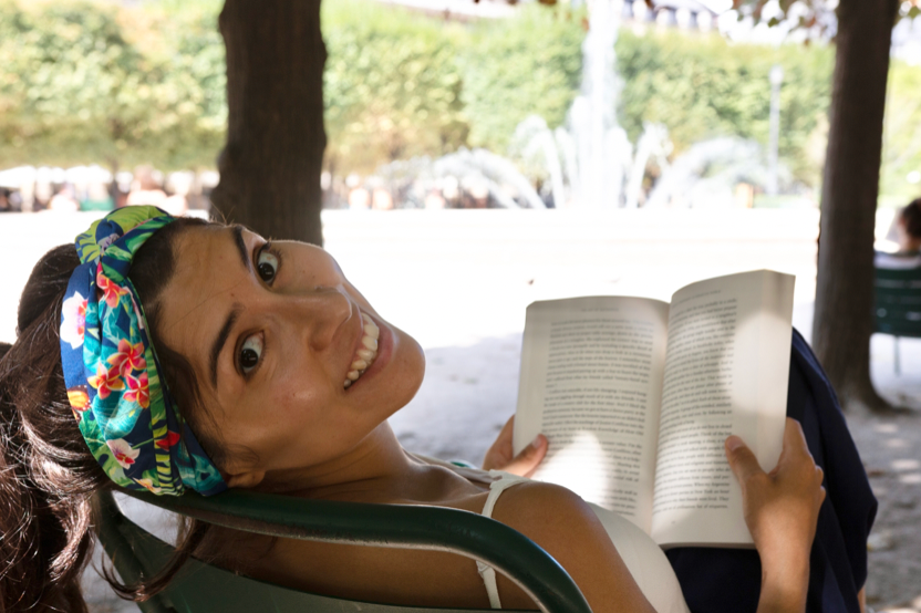 Laura Arley en train de lire un livre