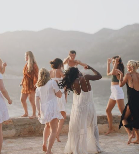 Photo de femmes qui danse t font du yoga ensemble dans la bienveillance