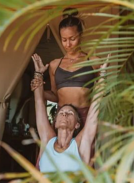 Séance de yoga avec une professeure accompagnant une élève – pratique, bien-être et apprentissage