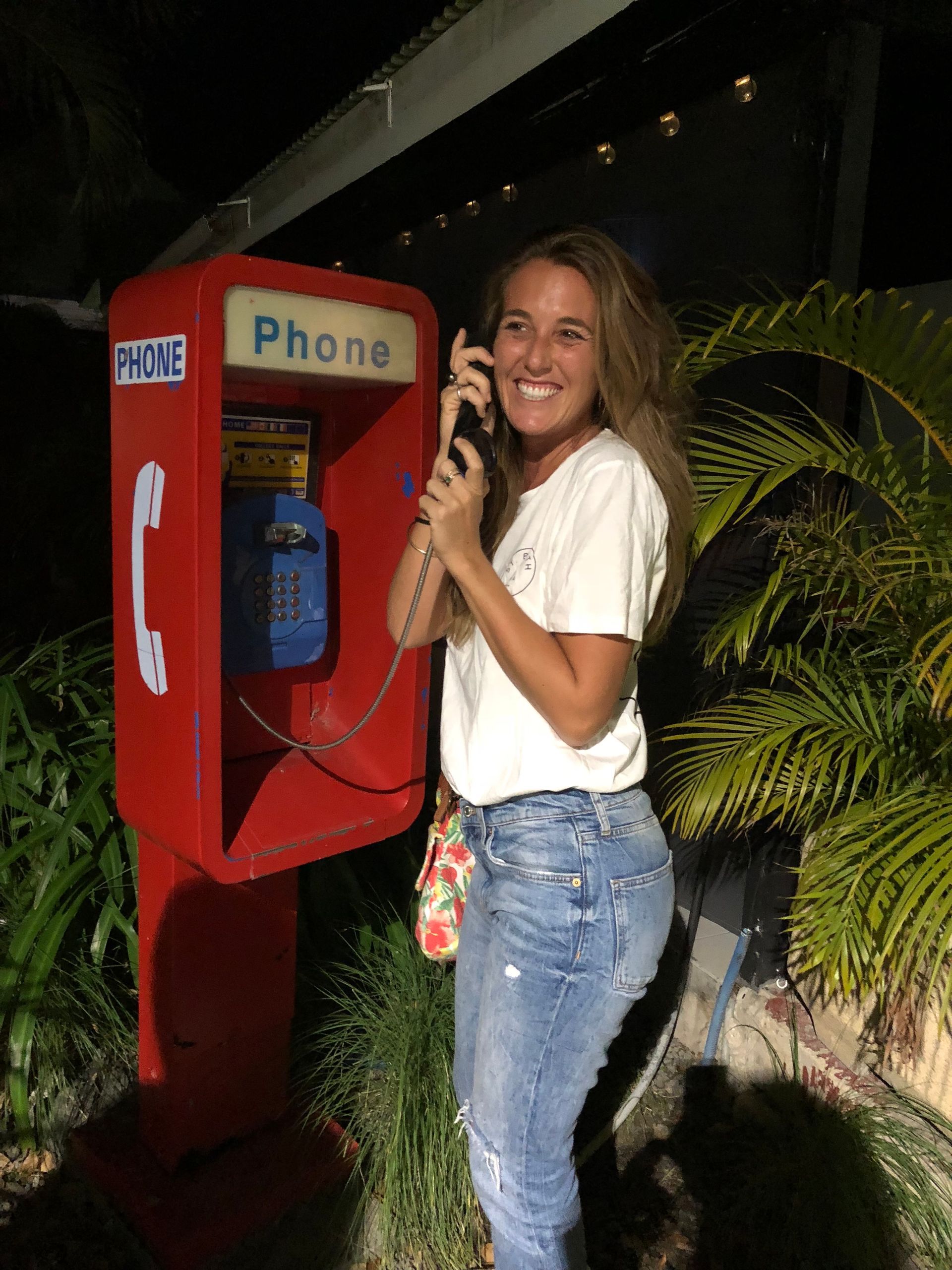 Marine qui répond au téléphone