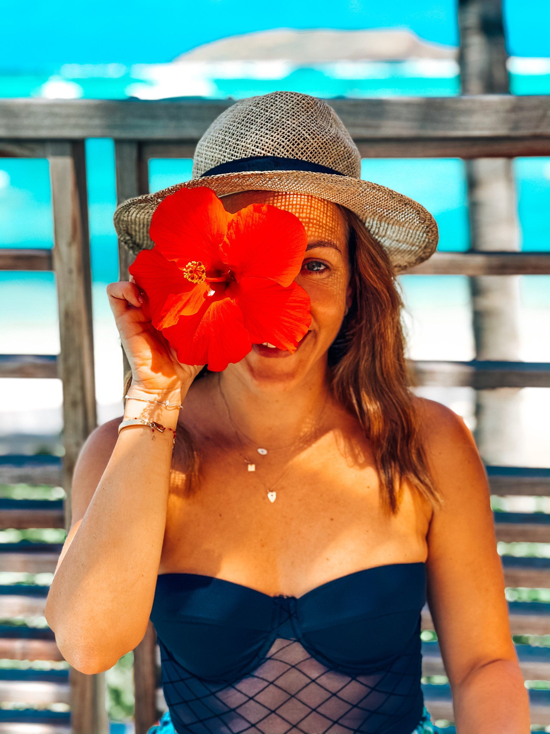 Femme souriante incarnant le bien-être et la positivité – développement personnel et mindset