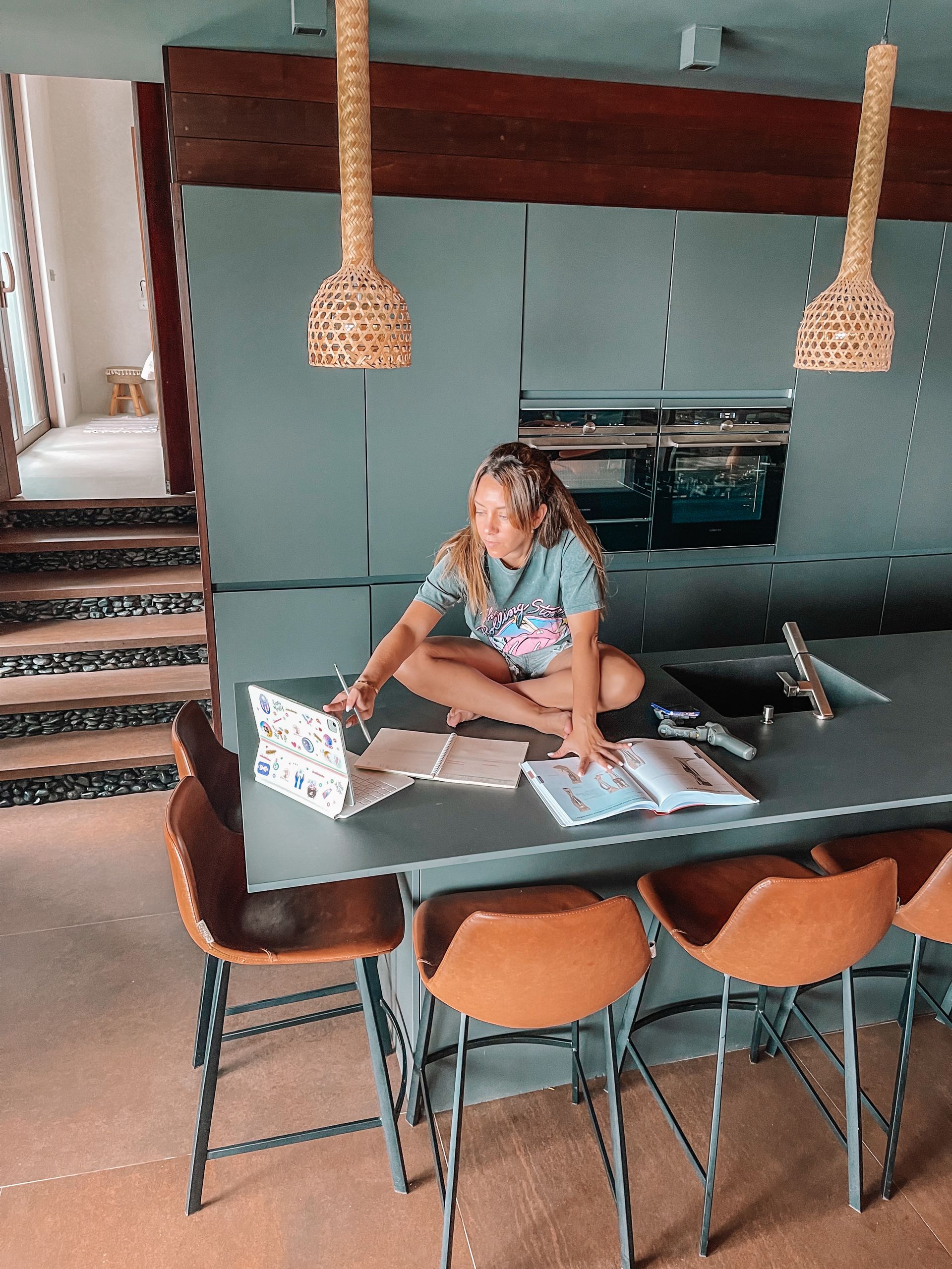 Posture de yoga danse autour d'une piscine