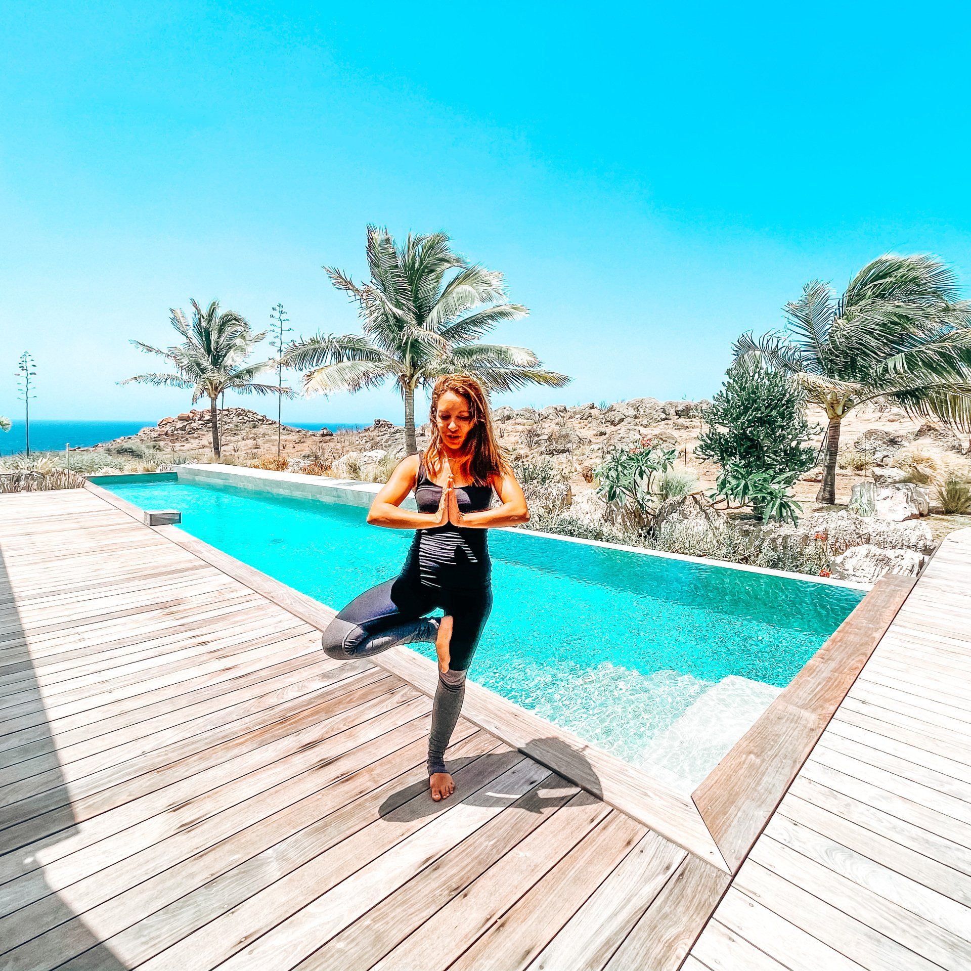 Élodie Abadie en posture de yoga autour d'une piscine