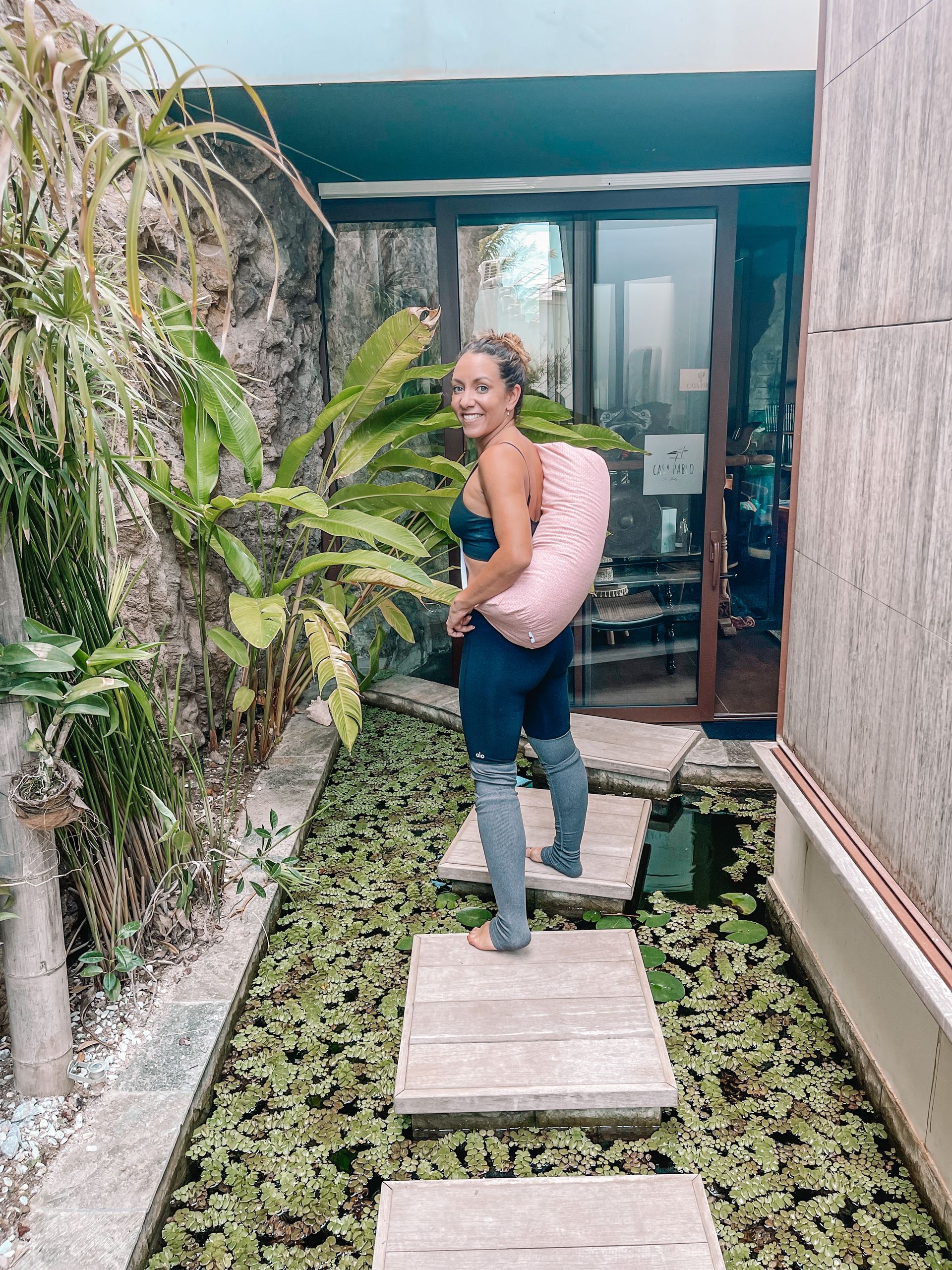 Elodie présentant les différents équipements en yoga