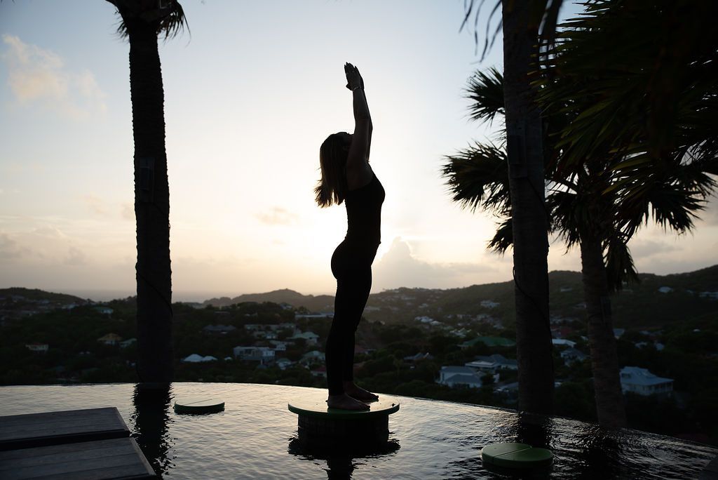 Femme en salutation vers le haut qui explique que nos formations sont prises en charge CPF