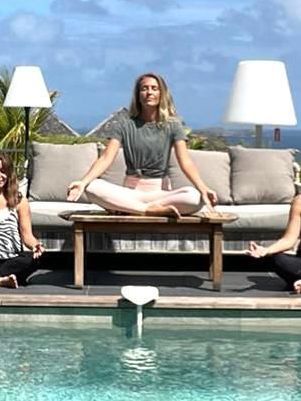 Professeure de yoga en posture – pratique, énergie et connexion à soi