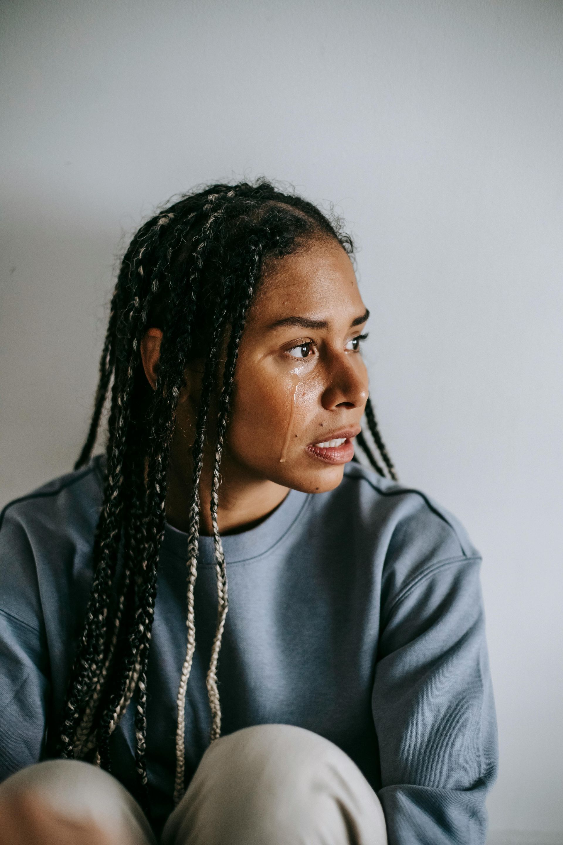 Frau verzweifelt nach Deepfake und Hate Speech