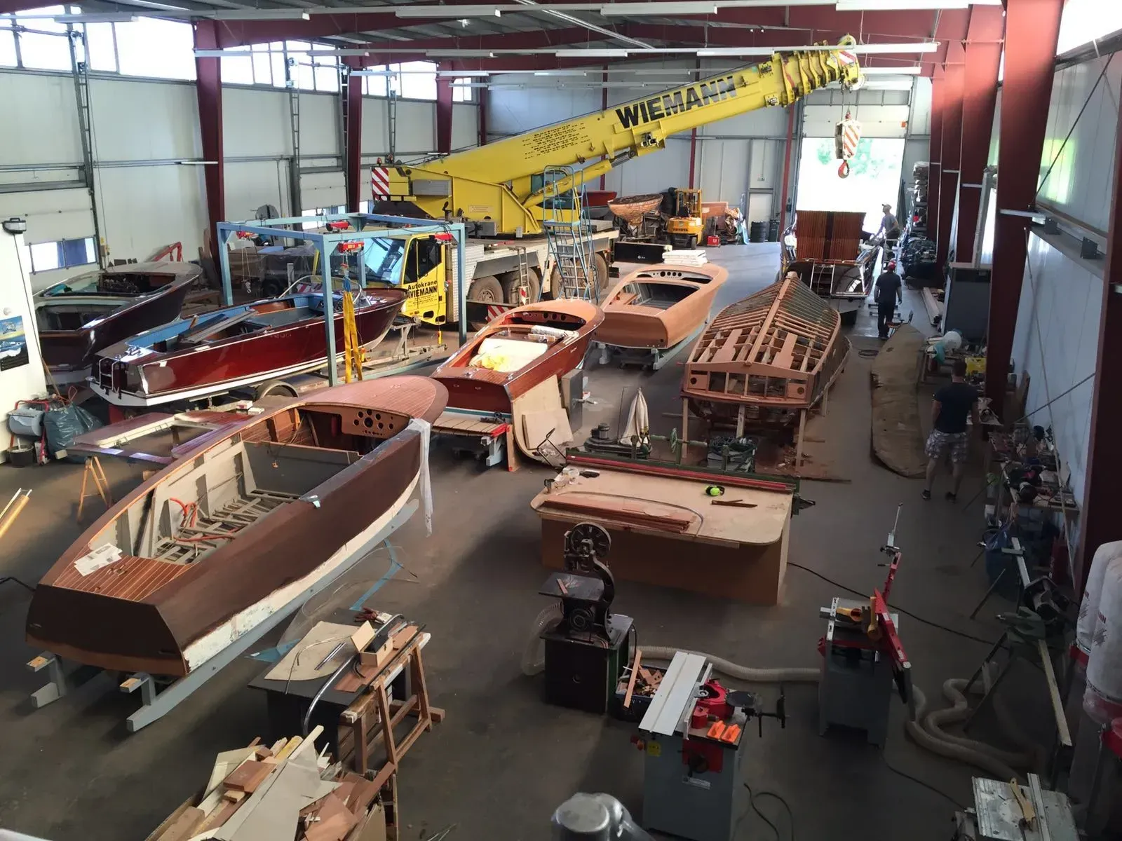 Holzpferd-Produktion in einer traditionellen Werkstatt