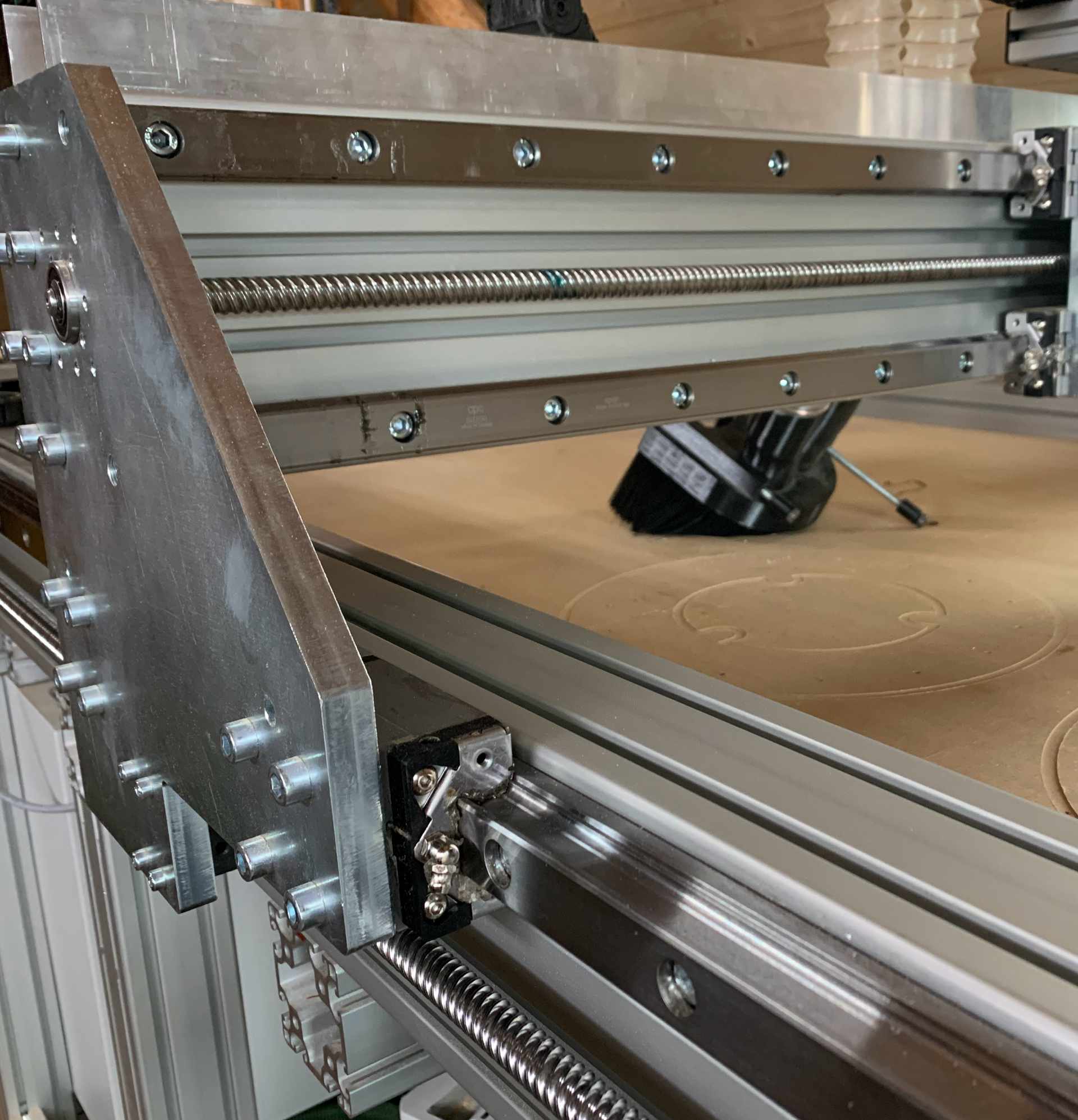 Deutsche Produktion der Lightboard Systeme CNC-Fräse zur Lightboard Produktion