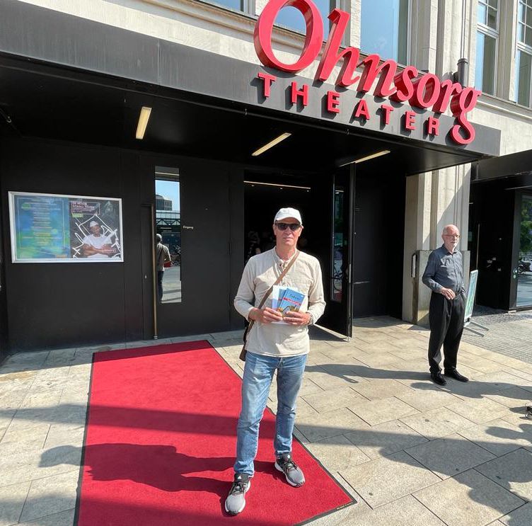 Rainer Martens vorm Ohnsorg-Theater