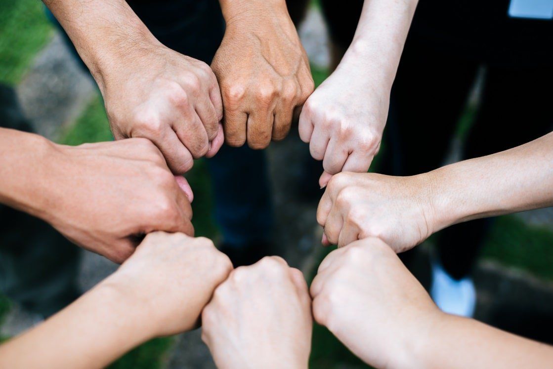 Técnicas de acercamiento entre miembros de la familia. Cambiar tendencia. Tendencia constructiva. Psicólogo en Majadahonda - Familia unida en armonía. Grupo familiar positivo - Terapia familiar en Majadahonda
