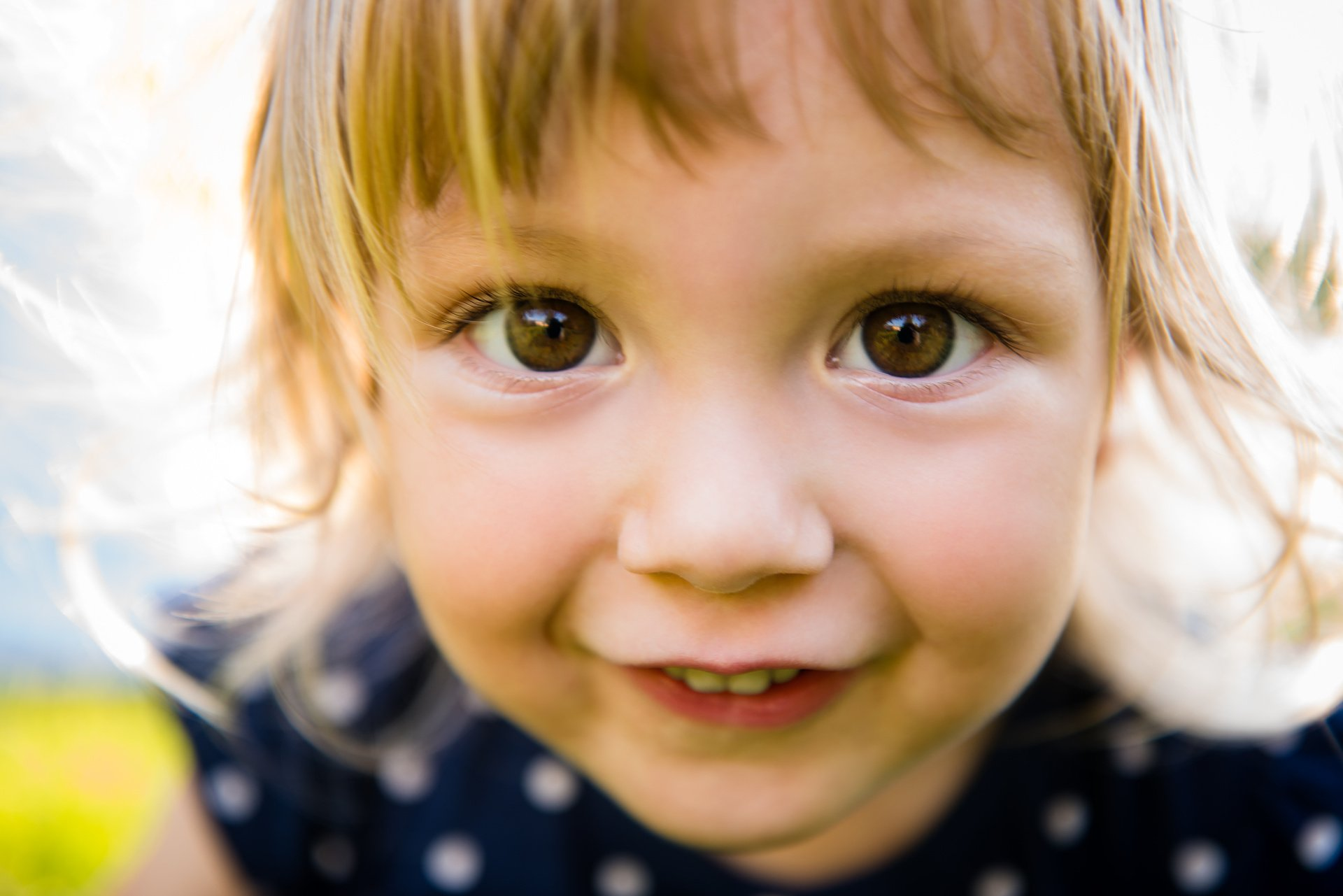 Neugieriges Kind guckt in die Kamera