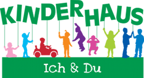 Logo Kinderhaus Ich und Du, zeigt spielende Kinder, die die Buchstaben KINDERHAUS wie Luftballons