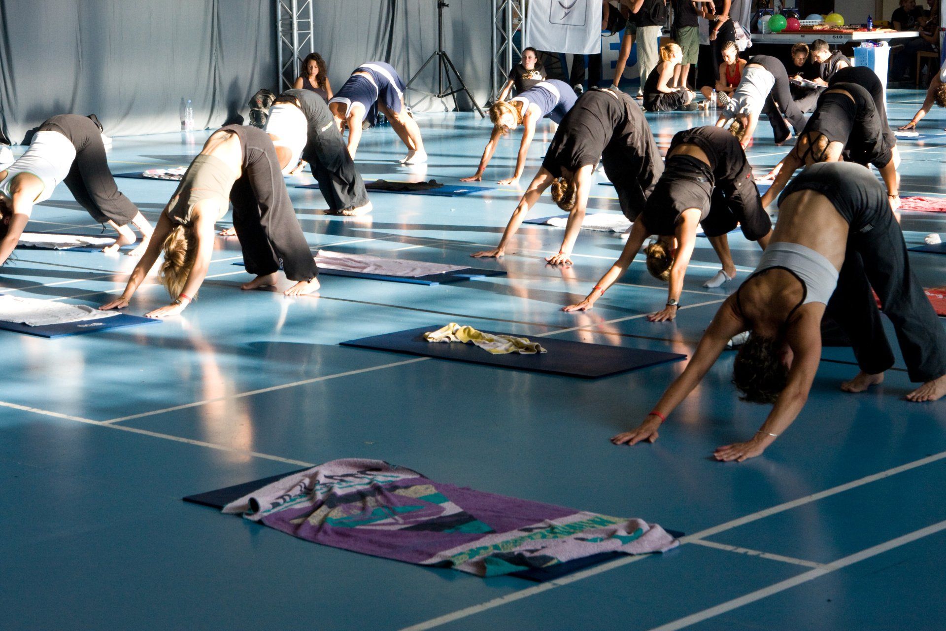 Cours Yoga collectif en salle accessibles à tous