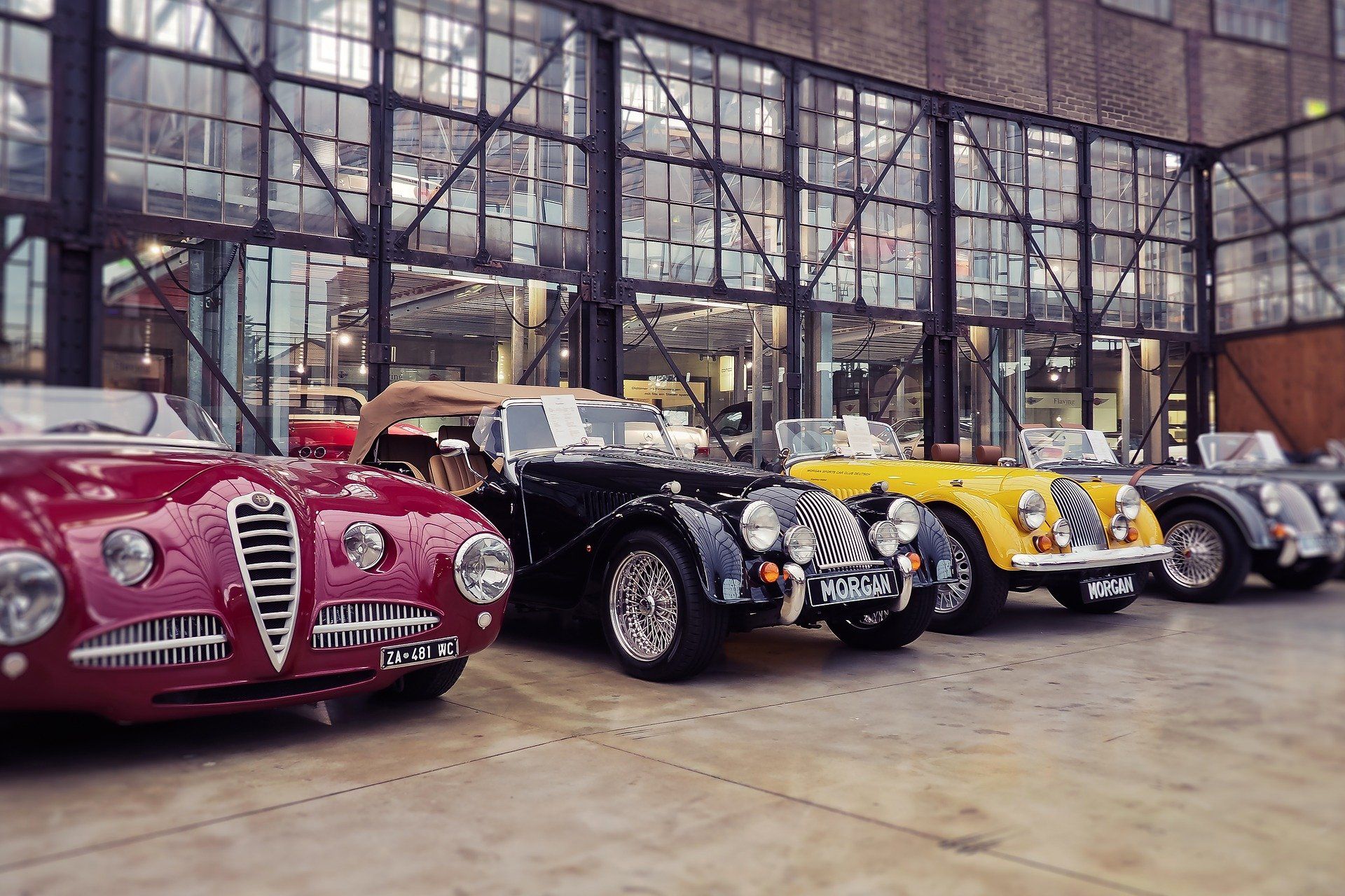 Titelbild zu Oldtimer-Gutachten, mehrere Oldtimer nebeneinander stehend