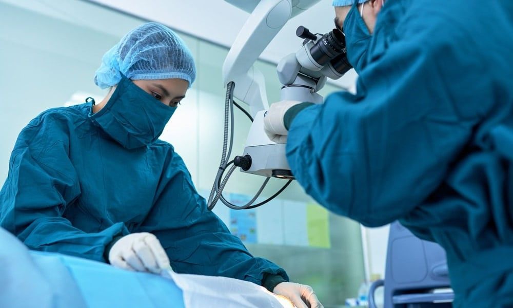 Illustration de la chirurgie du glaucome, une procédure visant à réduire la pression intraoculaire et à prévenir la perte de vision