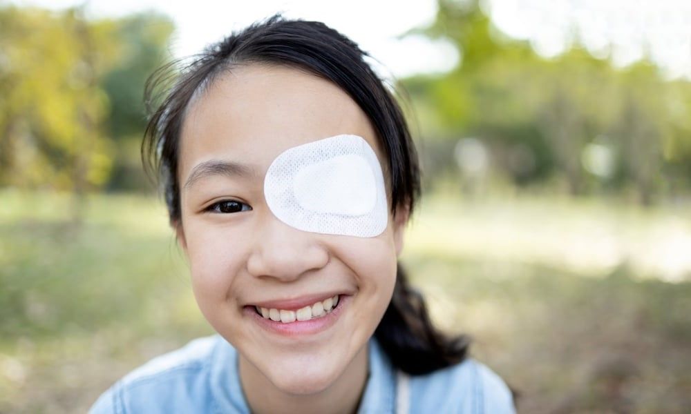 Illustration de la chirurgie du strabisme, une procédure visant à corriger l'alignement des yeux