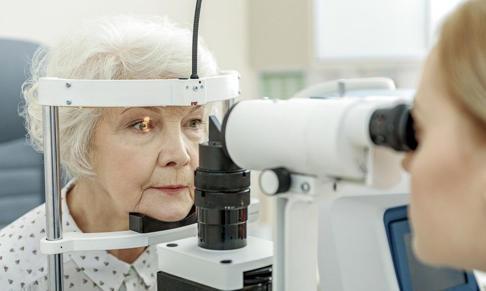 Illustration d'une injection intra-vitréenne (IVT) pour le traitement de la Dégénérescence Maculaire Liée à l'Âge (DMLA), une procédure médicale pour réduire la progression de la maladie