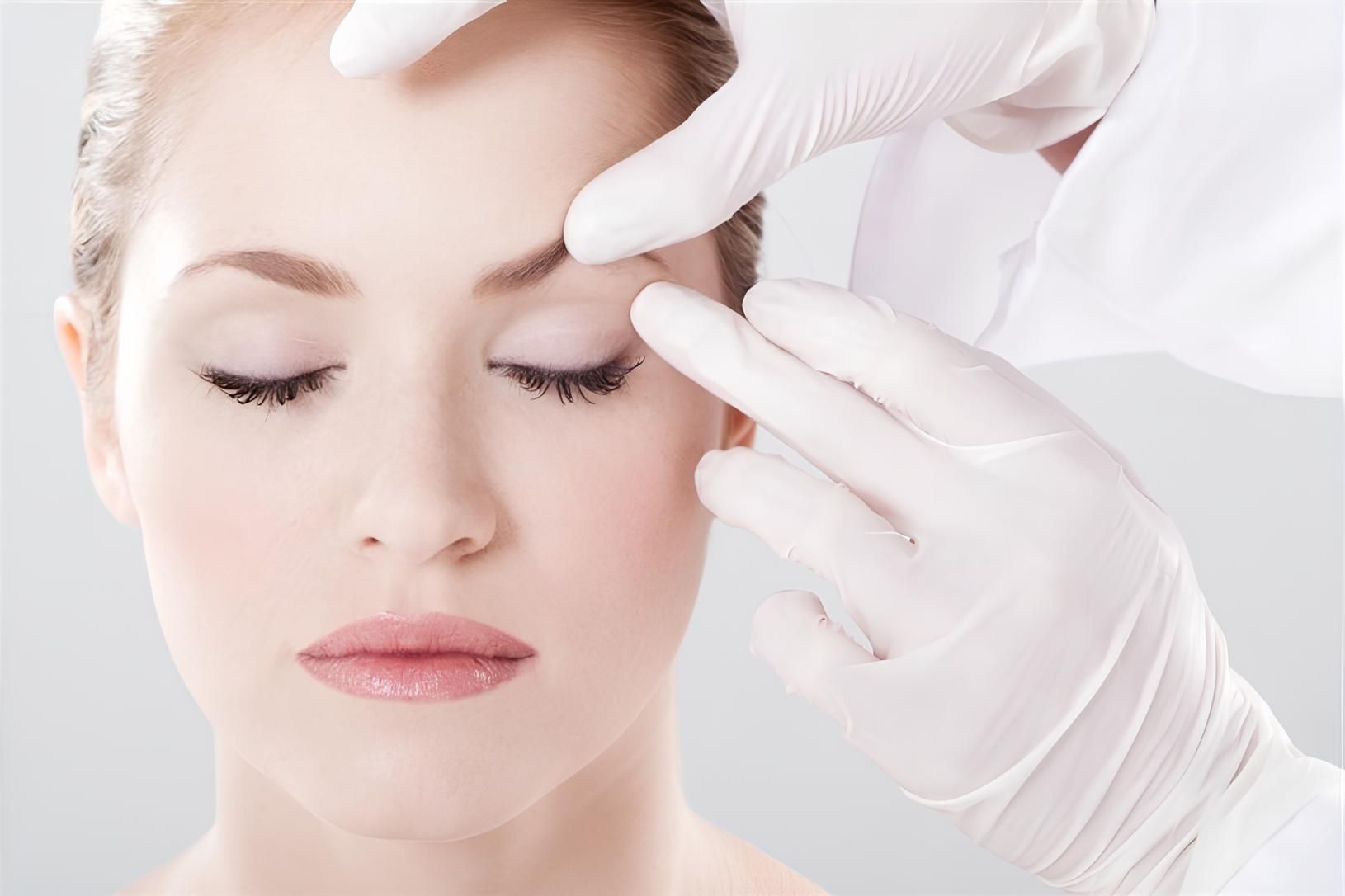 Illustration d'une injection de toxine botulinique, également connue sous le nom de Botox, une procédure esthétique courante pour réduire les rides et ridules du visage