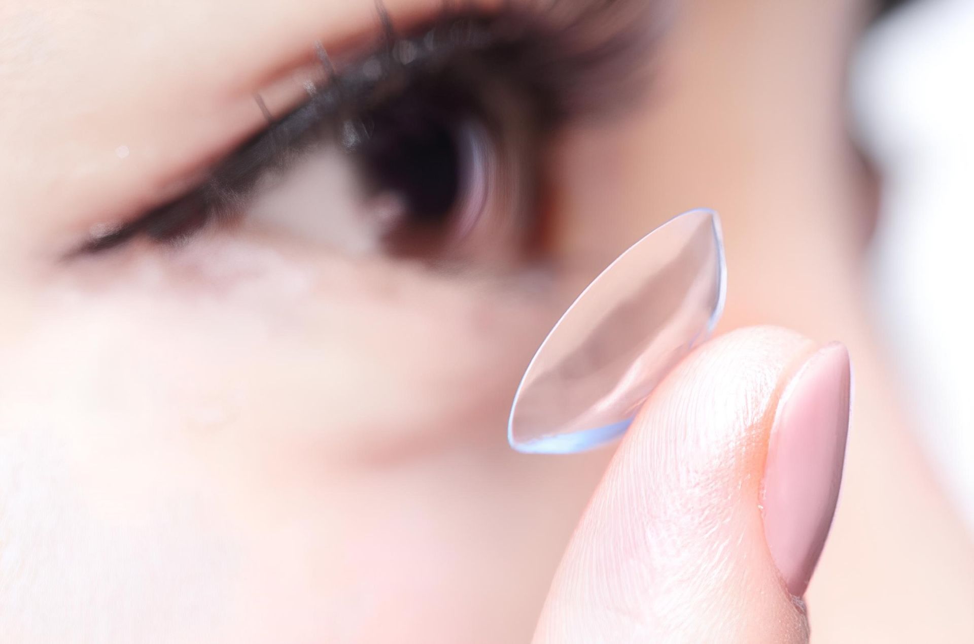 Illustration montrant comment mettre des lentilles de contact