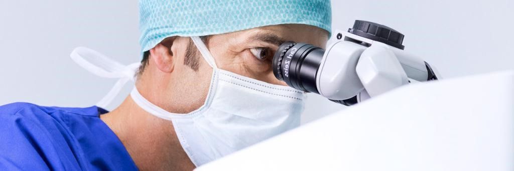 Illustration de la photokératectomie réfractive (PKR) et de la trans-PRK, deux techniques chirurgicales de correction de la vision au laser pour traiter la myopie, l'hypermétropie et l'astigmatisme