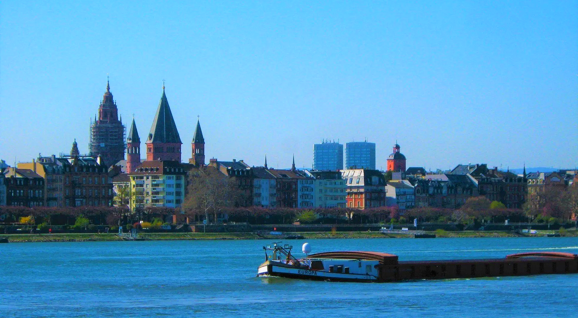 Ansicht Stadt Mainz von der gegenüberliegenden Rheinseite mit Dom und Rhein