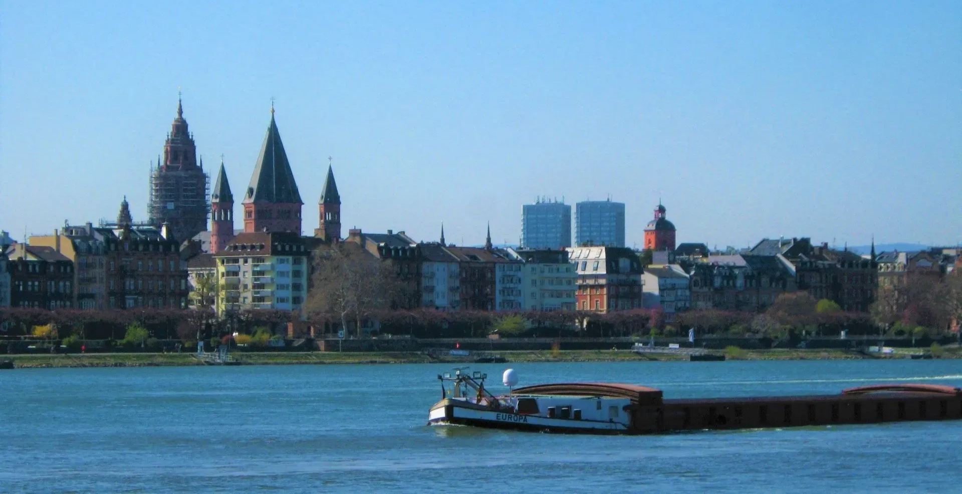 Ansicht Stadt Mainz von der gegenüberliegenden Rheinseite mit Dom und Rhein
