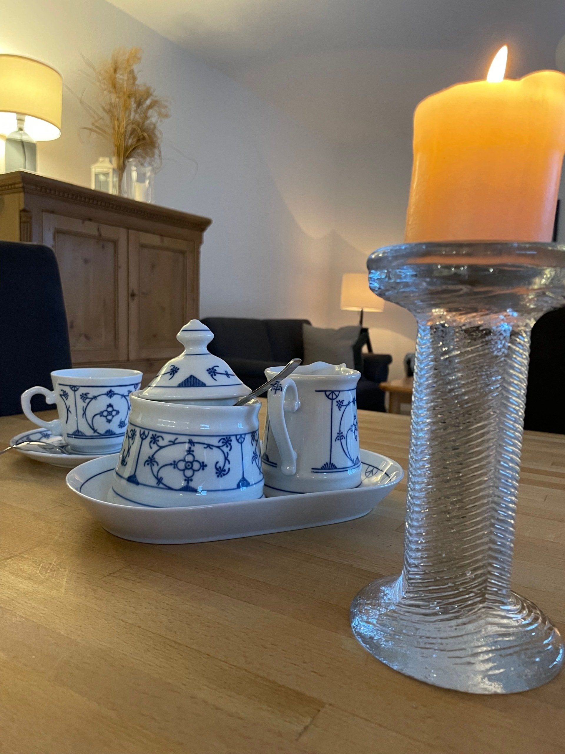 Detail mit Geschirr auf dem Tisch