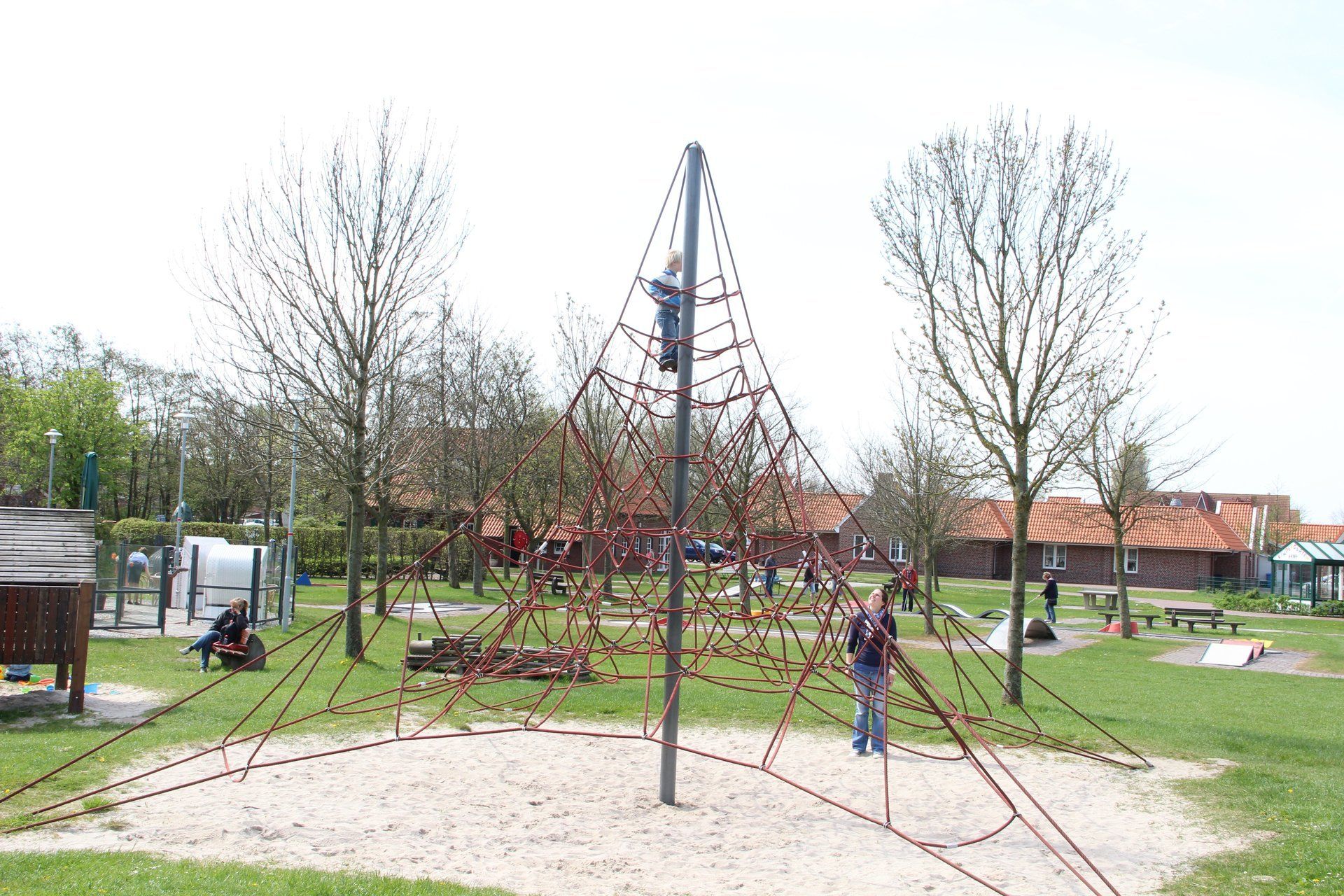 Großer Spielplatz in Greetsiel mit dem Kletterbaum im Vordergrund.