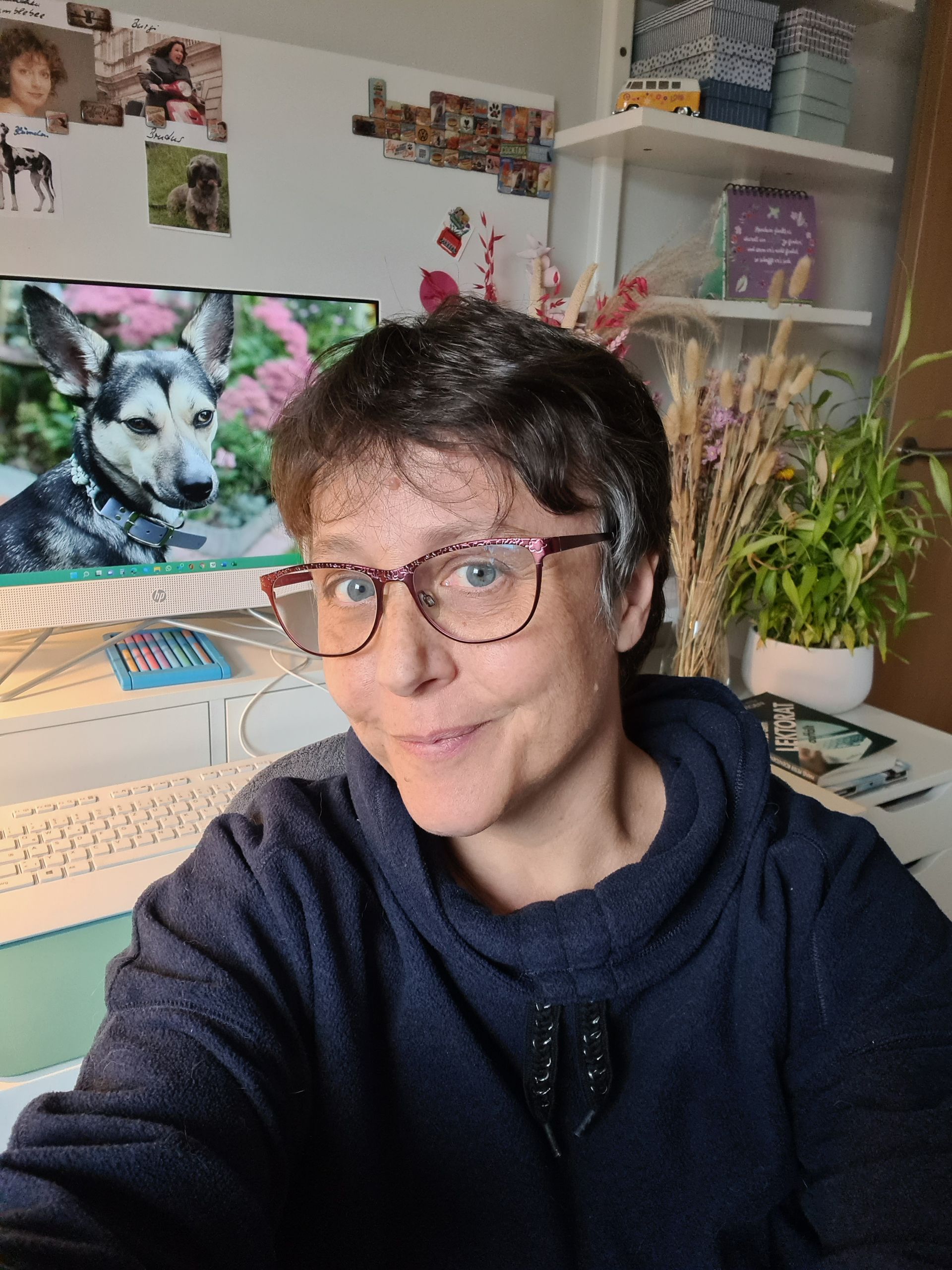 Bild, auf dem die Autorin vor ihrem PC sitzt