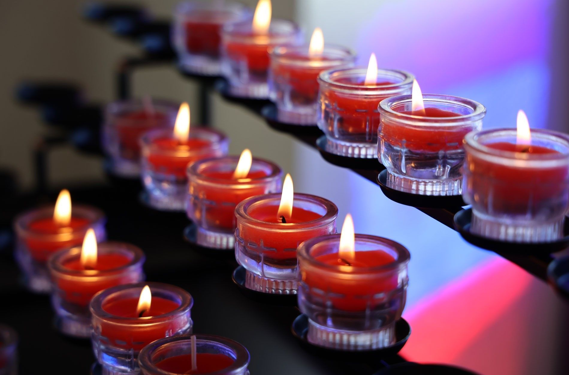 Brennende Opferlichter, Glasopferlichter