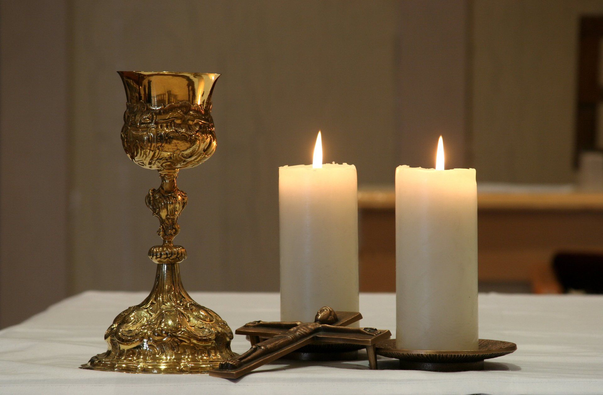 Stumpenkerzen am Altar