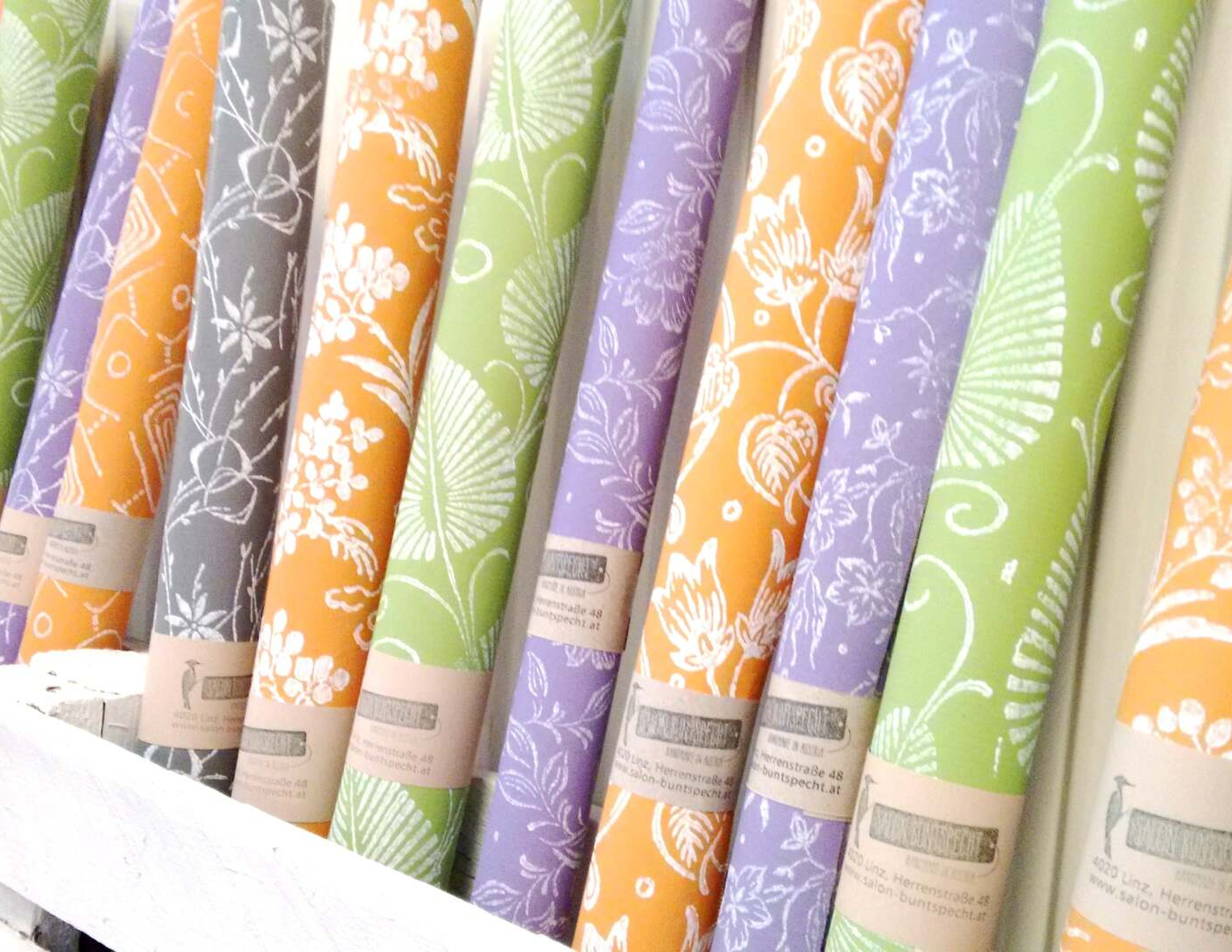Papier mit Musterwalzen bedruckt