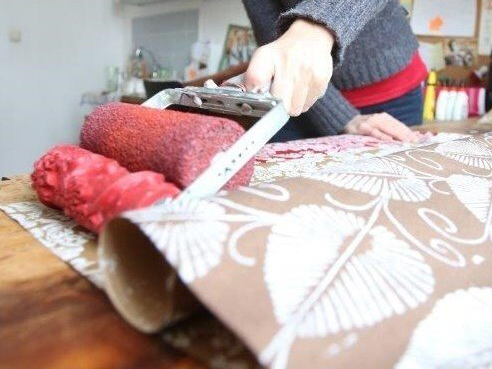 Die Musterwalze, auch Strukurwalze genannt, bedruckt das Papier. Das bedruckte Papier eignet sich hervorragend als Geschenkpapier